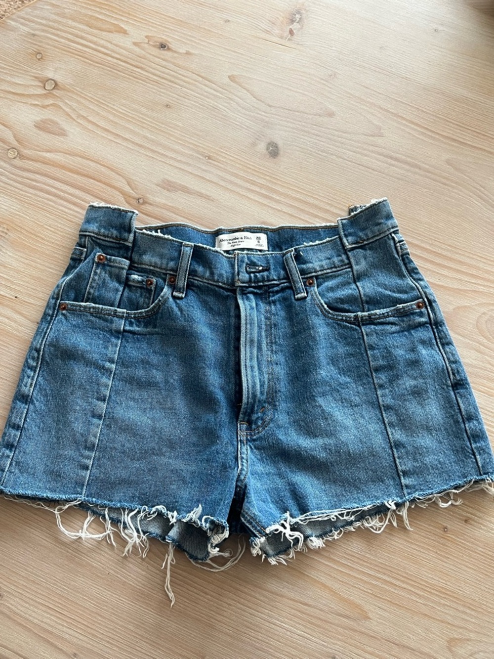 Abercrombie & Fitch The Mom Short High Rise Denim Short Size 28
